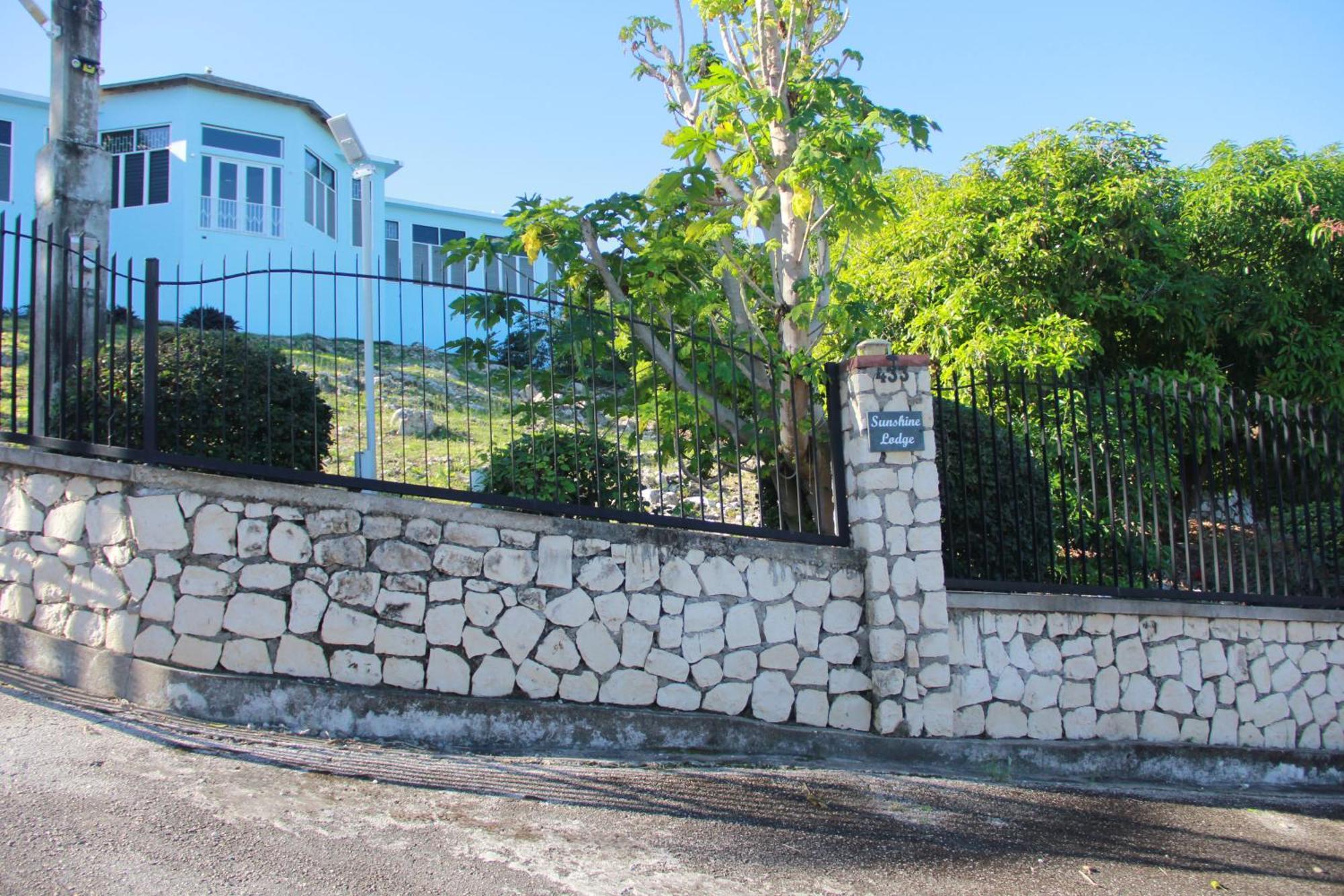 מונטגו ביי Sunshine Lodge: Your Home Away From Home מראה חיצוני תמונה