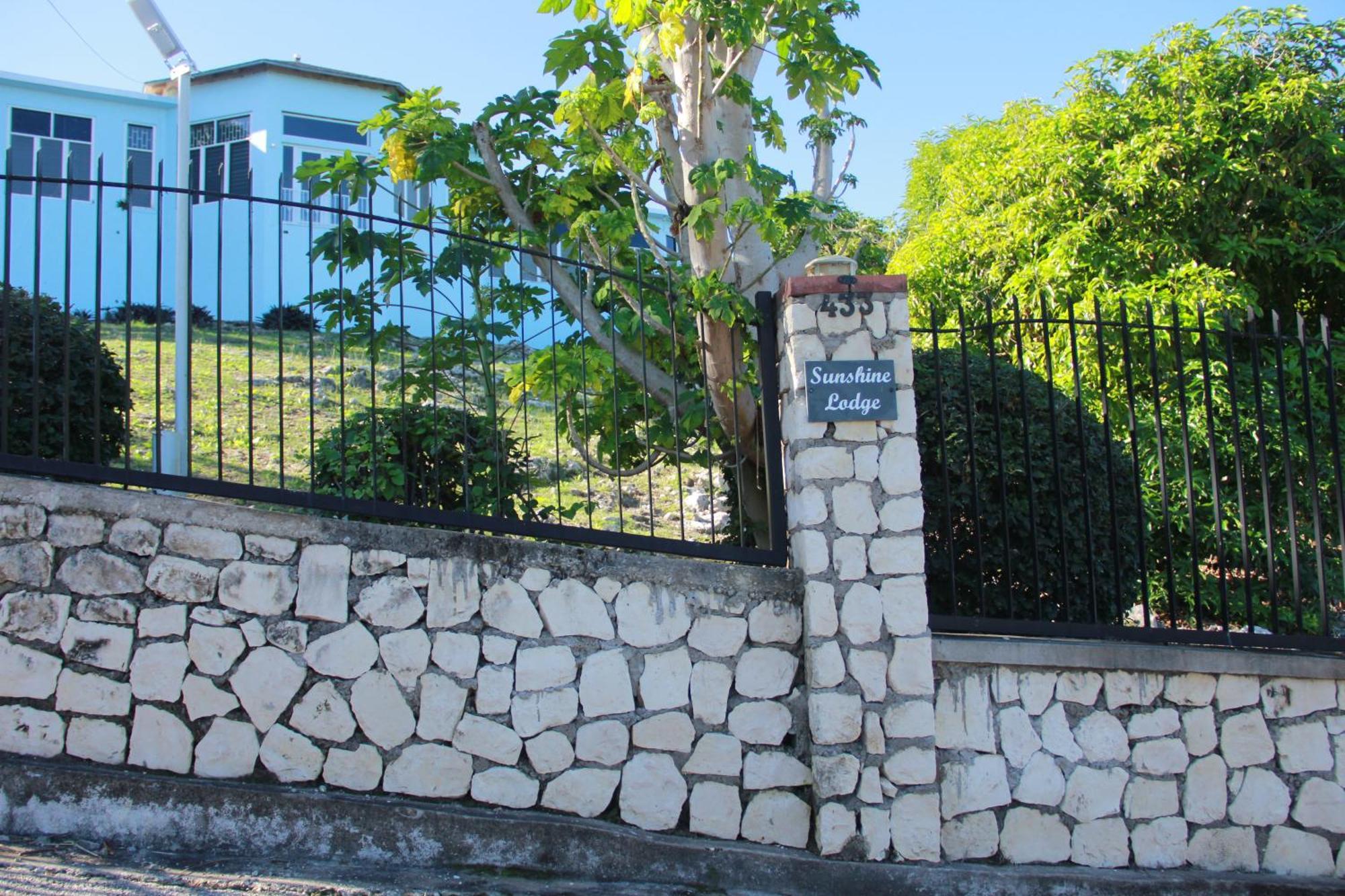מונטגו ביי Sunshine Lodge: Your Home Away From Home מראה חיצוני תמונה