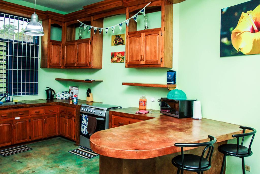 מונטגו ביי Sunshine Lodge: Your Home Away From Home מראה חיצוני תמונה